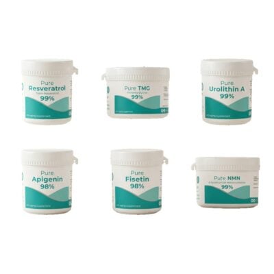 NAD+ stack supplementen met NMN, resveratrol, urolithin A, TMG, apigenin en fisetin in poedervorm op witte achtergrond